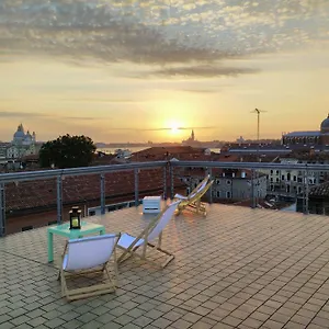 sunny-terrace-hostel.hotelslidodijesolo.com/